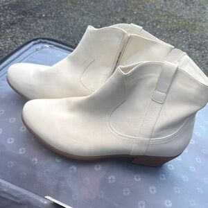 Penningtons Brand-New! Off-White Ankle Booties.